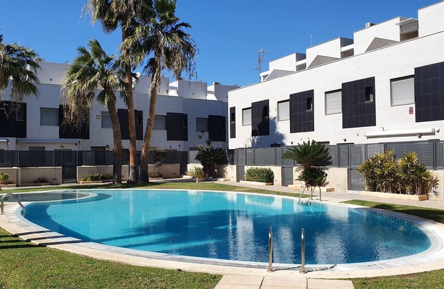 LUXURY HOLIDAY HOME WITH POOL 5 MINS WALK TO BEACH. WIFI,AIR CON, FULL KITCHEN