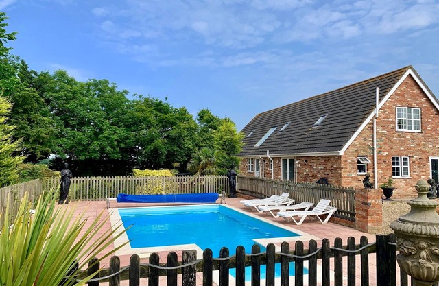 Luxury Holiday Home With Pool - Sleeps 13