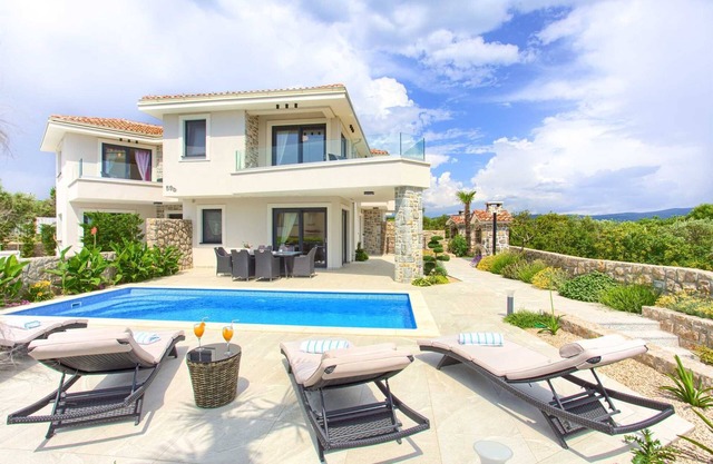 Luxury Holiday house BELLA with private pool