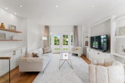 Luxury Home - 5 min from airport, 15 to downtown