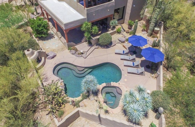 Luxury Home amid Saguaros on 2 ac Tucson Mtns foothills, 15 mins to downtown,
