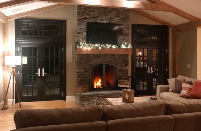 Luxury home in the heart of Manchester. Walk to shops; minutes to mountains.