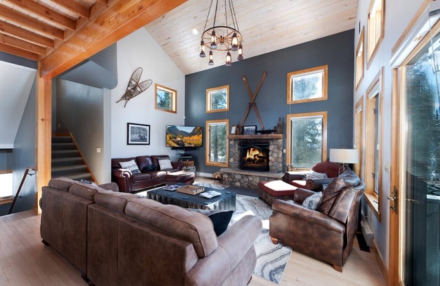 Luxury Home on Creek on 2 Acres - Hot Tub/Sauna/Pool Table/Fire Pit/BBQ Grill