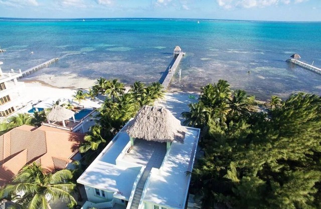Luxury home with plunge pool, pier and 360 rooftop view just 4 miles south.
