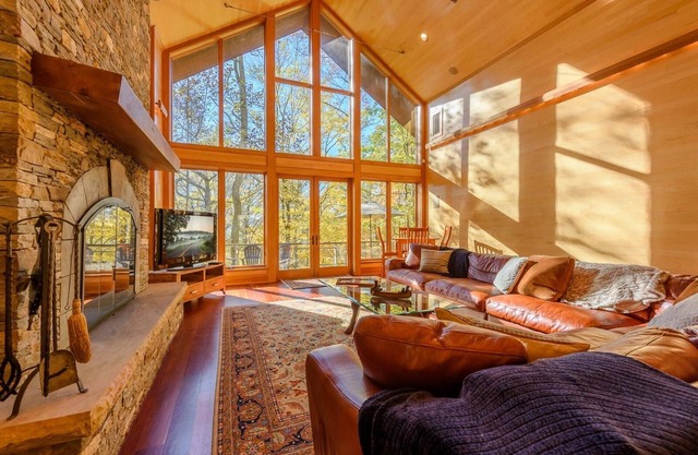 Luxury Home with Putting Green & Hot Tub