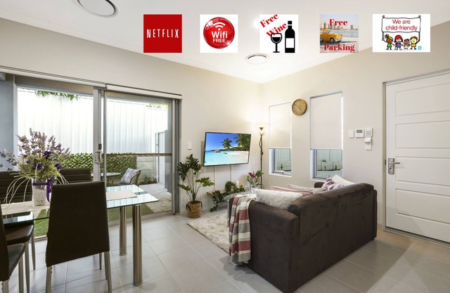 Luxury House. Well Equipped. Close to parks/shops & 10 minutes to the beach