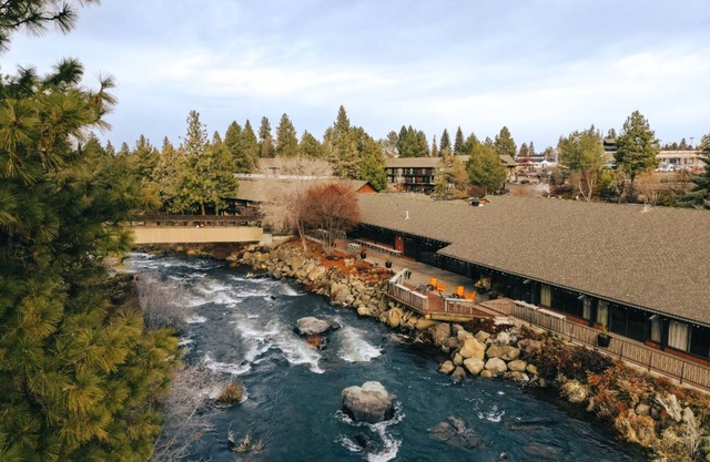 Luxury in Bend, OR | Guestroom + Nature Experience