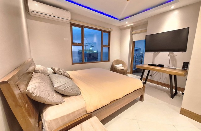 Luxury King 4BR 3BA w/2 Balconies Bayview Pool Netflixn