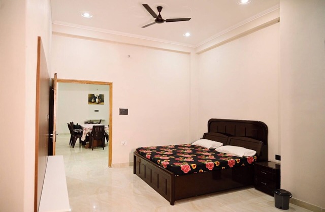 Luxury King-size Room with Attached Washroom in Ayodhya. 10 mins from Ram Mandir