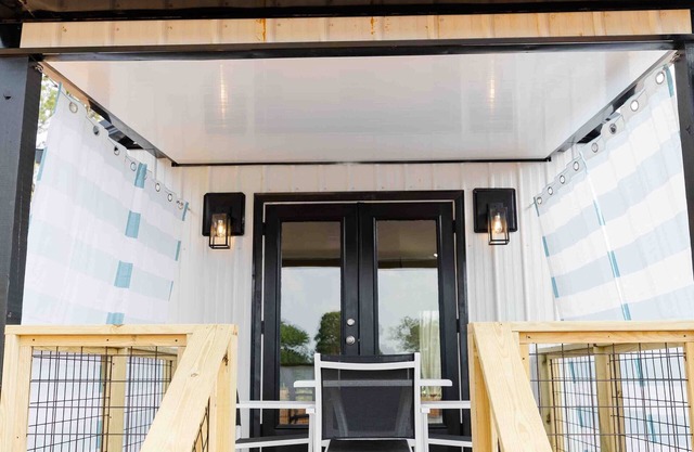 Luxury Lake Bungalow: King Bed, Deck, Lake Access #2