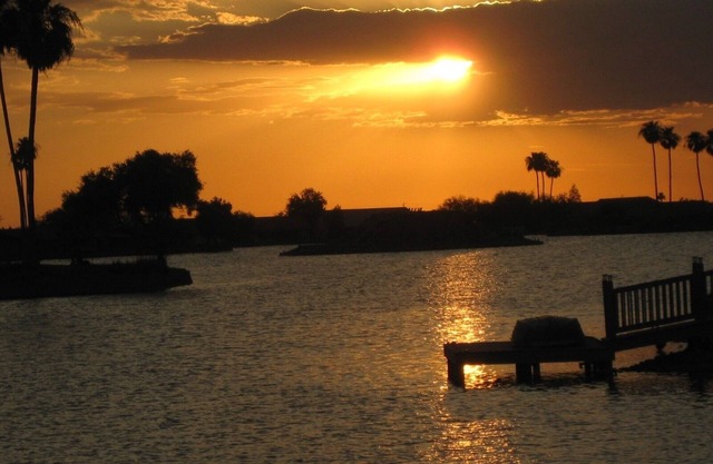 Luxury Lakefront 4 Bedroom Home W/Fishing, Golf, TV/Skydiving/Snowbird Favorite