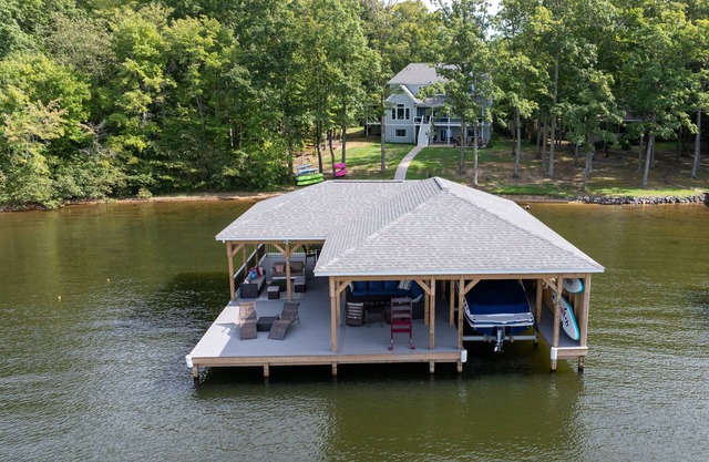 Luxury LAKEFRONT 7Bdr/7.5Ba -Huge Boathouse in Quiet Cove-Public Side-Stunning