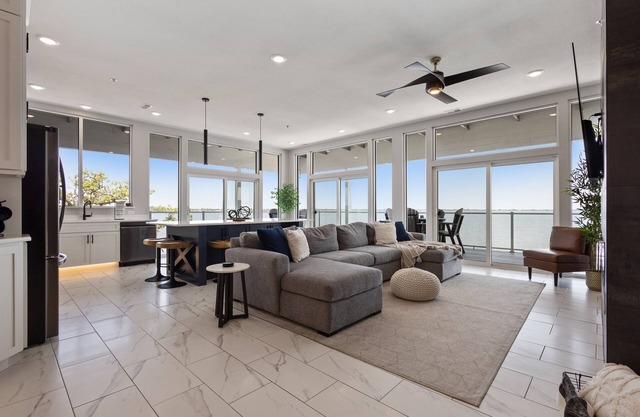 Luxury Lakefront Condo w/Private Hot Tub & Sauna