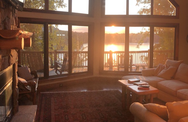 Luxury Lakehouse in Mammoth Cave with amazing sunset view and relaxing fire-pit.