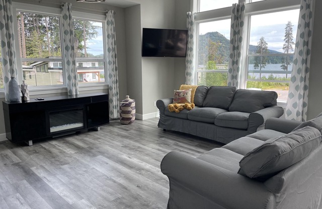 Luxury Lakeview House w/Dock & Hot Tub