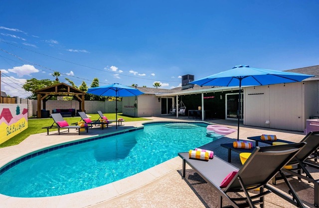Luxury living in Old Town Scottsdale - Heated pool, fire pit, early check-in!