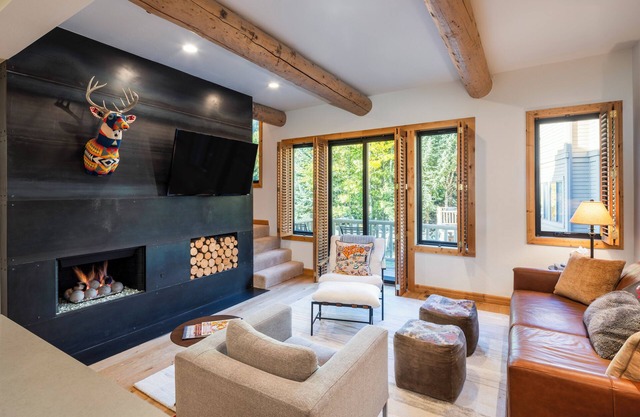 LUXURY & LOCATION Closet VRBO to Lifts, Designer Home, Private Spa, Walk to Town