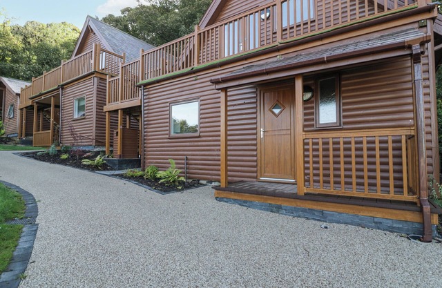 LUXURY LODGE 46, family friendly, with pool in Dyserth