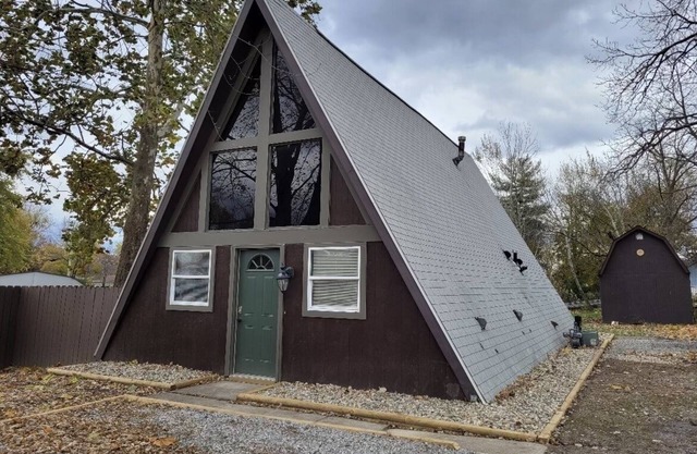 Luxury Lodge near Airport, Unique A-Frame, Woof!