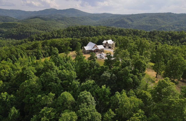 Luxury Lodge with Ride-In-Ride-Out Location - WiFi - Sweeping Mountain Views