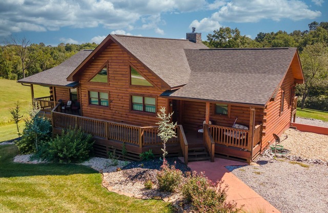 Luxury Log Cabin near SIU, Giant City, & Wineries