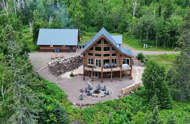 Luxury Log Home on 5 acres Sawtooth Moutain Hideaway close to ski hill & hiking