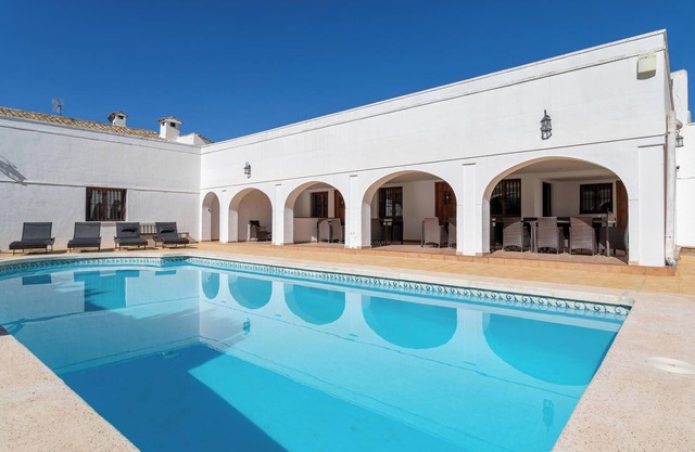 Luxury Mansion "Casa Solariega Luxury Mansion in V" with Shared Pool, Garden, Terrace, A/C & Wi-Fi