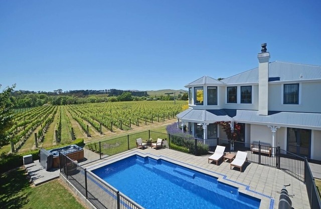 Luxury Martinborough Retreat – Pool, Spa & Games Room