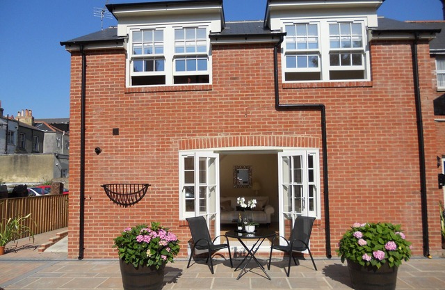 Luxury Mews House,5 Minutes Walk to Nearby Beach.Tranquil Courtyard,Central Ryde