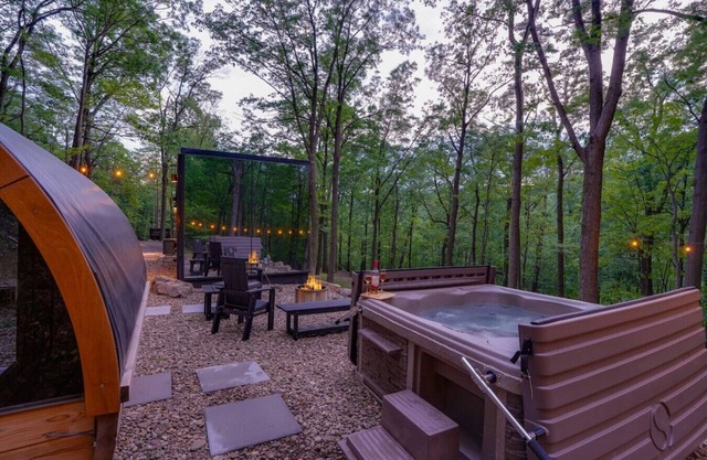 Luxury Mirror Cabin ~ Sauna/Hot Tub/Mountain Views