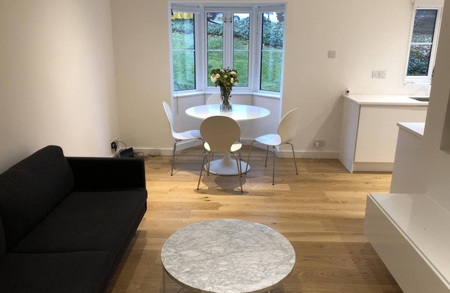 Luxury modern apartment - close to train station and royal marsden hospital.