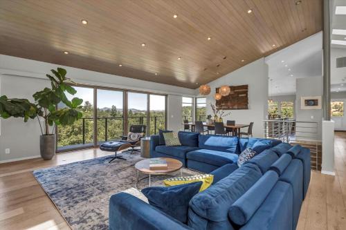 Luxury Modern Home with Views - 3 Acres, 4000 Sq Ft