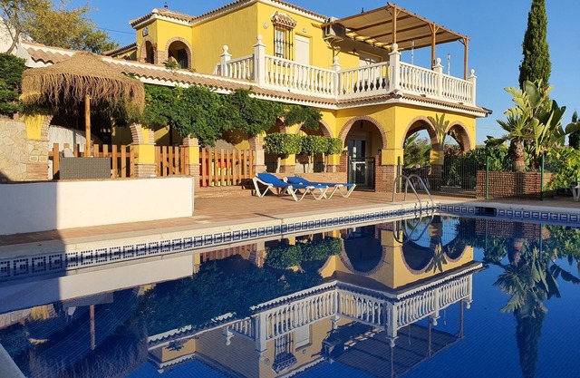 Luxury Modern Spanish villa. Large 10x5M pool/BAR/XXL BBQ kitchen. Great deals!