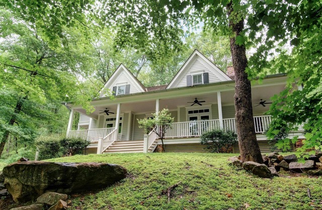 Luxury Mountain Farmhouse walking distance to The Omni Homestead Resort