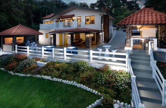 Luxury Mountain House with pool & cinema