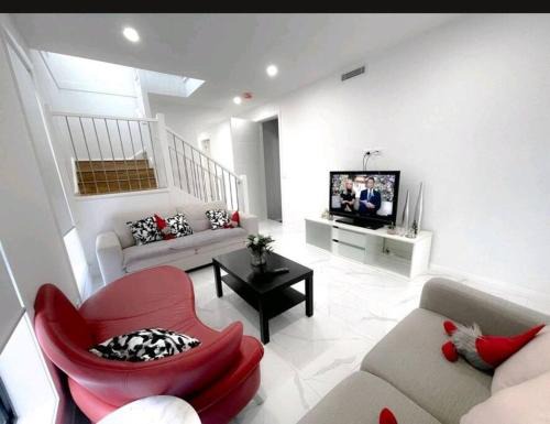 Luxury New 5 Bedroom 3 Bathroom+ Study/Back Yd