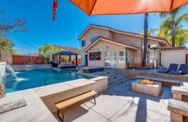Luxury Oasis: Poolside Bliss