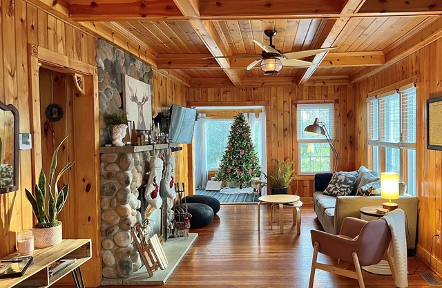 Luxury Oasis w/ hot tub, fire pit & beach access!