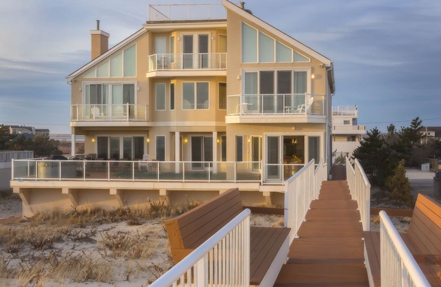 LUXURY OCEANFRONT HOUSE W/POOL & HOT TUB FACING THE OCEAN, SUMMER LAST MIN DEAL!