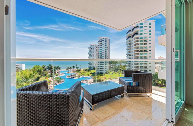 Luxury Oceanfront 4BR Condo - Pool - Ocean View