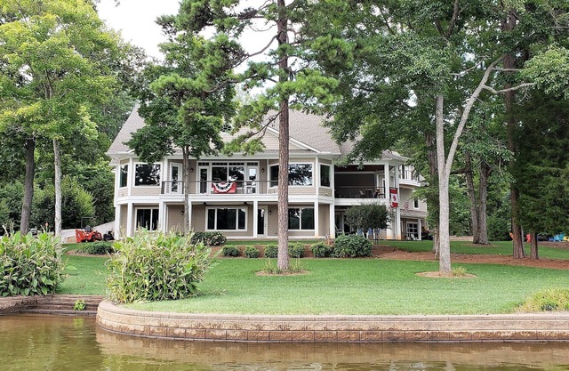 Luxury on the Lake - Large Private Walkout Basement Apt/Suite
