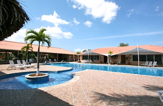 Luxury One Bedroom Home/Spectacular Pool/Near Beaches/Near Major Amenities