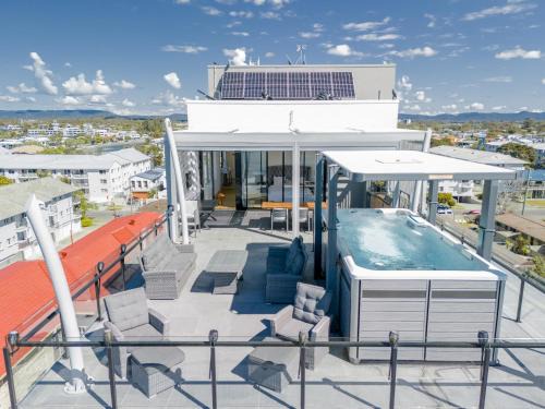 Luxury Penthouse w Hot Tub Views