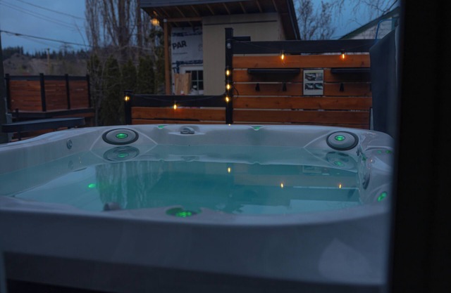 Luxury pet friendly estate w/hot tub and heated pool in the heart of the city