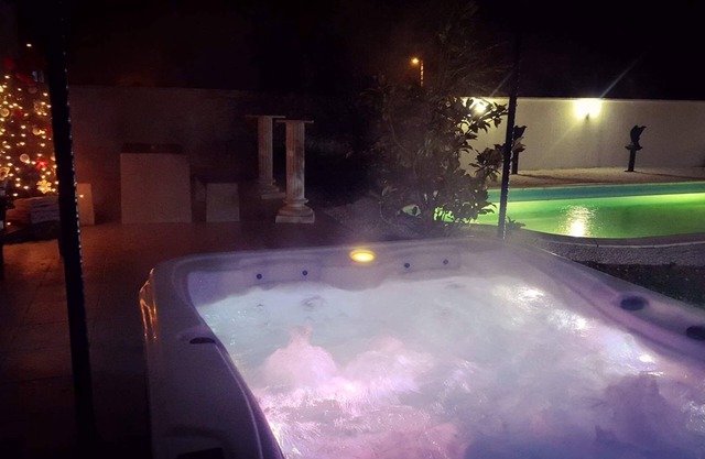 Luxury pool villa -8 sleeps with outdoor whirlpool