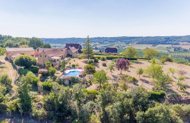 LUXURY PRIVATE DOMAINE WITH HUGE POOL, HUGE ENCOSED GARDEN AND VIEWS*