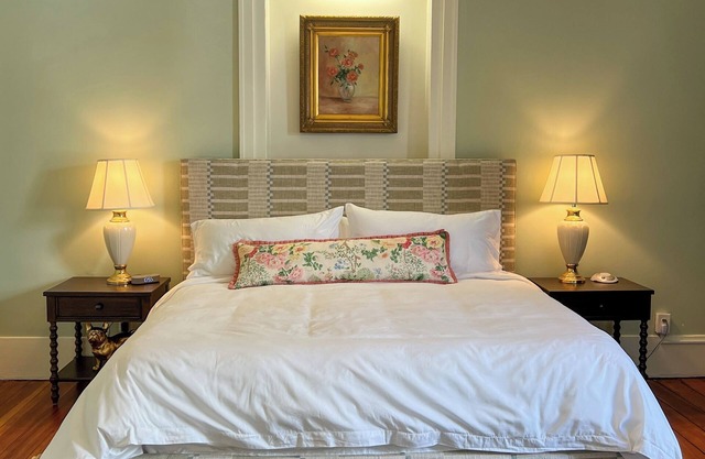 Luxury Private Suite in Boutique Historic Inn The Athenian -Downtown Location