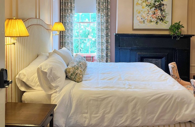 Luxury Private Suite in Boutique Historic Inn The Athenian- Downtown Location