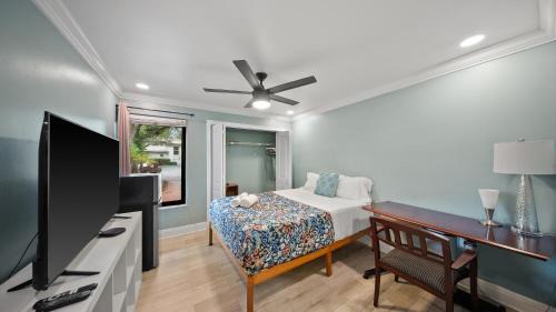 Luxury Queen Room, Free Car Service, Walk to UM!