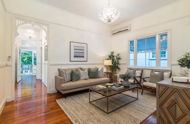 Luxury Queenslander Awaits! Sleeps 8, 3 car parks
